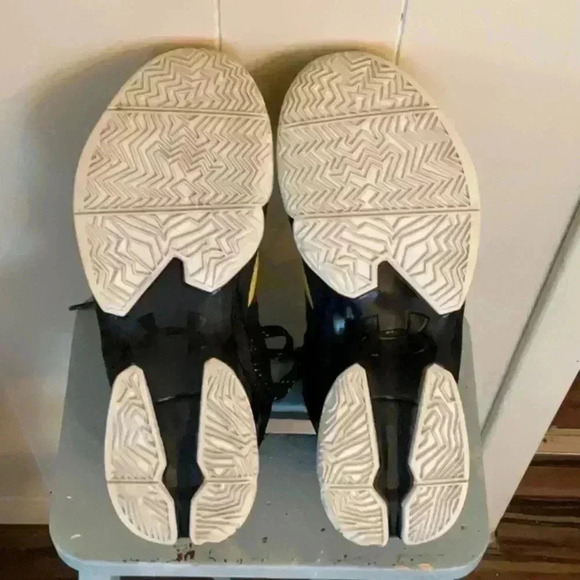 Under Armour Curry 2 Long Shot (Black/Taxi-White) in  Boys Size 6Y or 38.5 EU - Picture 3 of 7